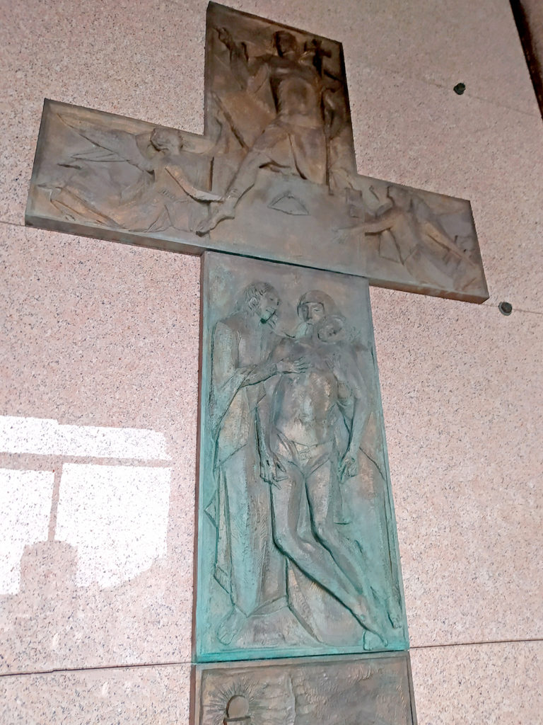 Croce bassorilievo in bronzo di Elia Ajolfi prima