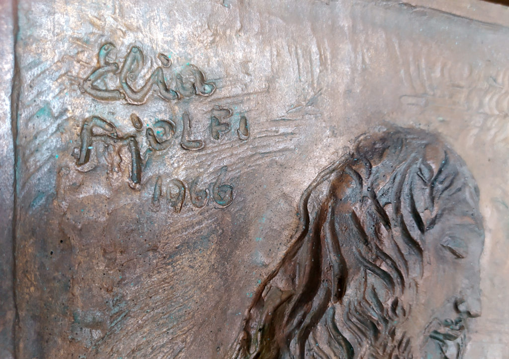 Firma del bassorilievo in bronzo di Elia Ajolfi
