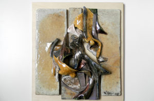 la caduta - vincenzo curcio - anno 2021 - cm 40 x 45 - pannello ceramico, cottura raku